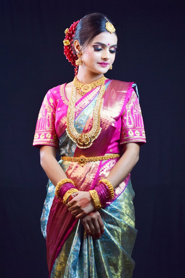 Roopali makeup artist Pune | makeup artist near me | makeup artist in Pune | bridal makeup artist in Pune | wedding makeup artist in Pune | best makeup artist | hair and makeup artist near me